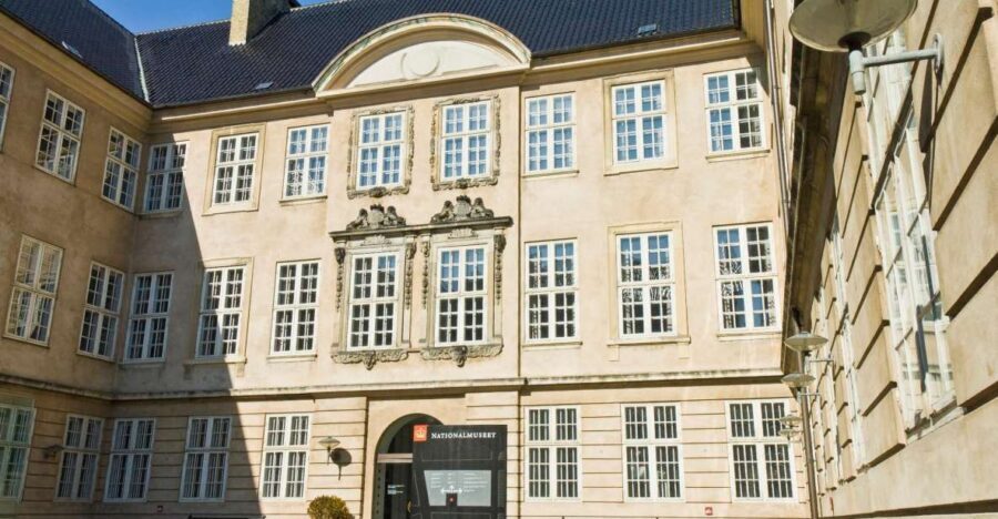 Copenhagen: Old Town and Nyhavn Private Family Tour - Where you start: City Hall Square under the Lur Blowers column